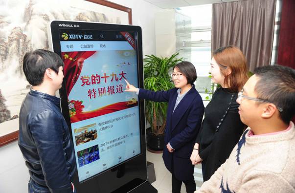 为深入、细致、生动地宣讲党的十九大精神,各级纪检监察机关积极运用互联网技术和信息化手段开展工作。 “‘党的十九大微课堂’‘党的十九大知识库’,打开网络随时学,点开手机随地学,大家还可以利用微信群、朋友圈分享交流学习体会,通过网上测试来提升学习效果。”连日来,成都市新都区纪委在网站、手机客户端、微信公众号、微博等新媒体平台,推出十九大精神专题报道,鼓励大家利用新媒体平台的优势,把十九大精神学深学透、学以致用,在全区掀起学习党的十九大报告精神的热潮。 四川省乐山市沙湾区纪委依托微信公众平台打造“指尖上的学习园地”,让党员干部全方位多角度畅享精神“大餐”。坚持每日推送十九大精神“微解读”,适时分享学习心得;推送在线知识测试小程序,组织十九大精神“微考试”,以考促学、以学提能;建立微信学习互帮小组开展“微讨论”,畅聊感悟共解学习疑惑。 江苏省金湖县纪委通过网站、微信等媒体开设“唱响十九大”学习专栏,并将录制的“学习十九大、传递好声音”系列视频课件同步推送。原汁原味学报告、融会贯通谈体会、学以致用践行动,全县2.3万名党员通过网络在线学习党的十九大精神。大家纷纷表示,这种宣讲方式形式新颖,通俗易懂,非常有助于加深对十九大精神的学习理解。 十九大结束后,河南省纪委在省纪委监察厅网站上推出了“省纪委约你有奖答题”栏目,帮助全省纪检干部和广大网友强化对党的十九大精神的学习理解,增强全省纪检干部深刻领会习近平新时代中国特色社会主义思想,认真落实全面从严治党新要求,以更加科学、更加严密、更加有效的举措推动全面从严治党向纵深发展。 江西省乐平市纪委在“乐平市党风廉政网”开设“十九大精神”学习专栏,其官方微信“廉洁乐平”也聚焦十九大精选优选宣传内容,每日坚持转载转发中央纪委监察部网站、人民日报及新华社十九大精神权威解读,向读者推送,成为乐平人民获取十九大信息和知识的主流网络平台;该市纪委还在公号首页添加“学十九大”“测十九大”子菜单,推送十九大精神学习及知识点测试链接,要求纪检干部围绕新要求、新目标划重点、记要点、圈亮点、谋思路,以真学、深学指导监督执纪问责工作实践。 “输入咱们县纪委的‘正风铅山’网站名,打开搜索显示的第一个网页链接,就能看到十九大最新最权威的政策说明了……”江西省铅山县篁碧畲族乡畲族村地处偏远山区,消息闭塞,虽然近日架好了网线,但很多村组干部和村民对网络学习还不太熟悉。该乡纪委书记了解情况后组织纪检干部及时来到村里,手把手教村里的群众如何正确使用网络学习党的十九大精神。“之前我们也就在休息时间上网打打游戏,现在每天都会翻看正风铅山网站,学习有关十九大精神的各类报道,虽然地处偏远,但网络使十九大精神离我们很近,真好咧!”村民们激动地说。 当前,全党全国上下正在深入学习宣传贯彻党的十九大精神,各地区各部门要按照党中央统一部署,采取多种方式,运用多种载体,加大宣传力度,增强学习宣传的实效。