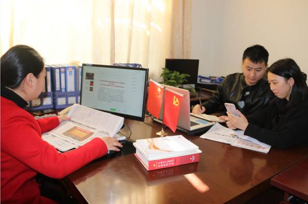 为深入、细致、生动地宣讲党的十九大精神,各级纪检监察机关积极运用互联网技术和信息化手段开展工作。 “‘党的十九大微课堂’‘党的十九大知识库’,打开网络随时学,点开手机随地学,大家还可以利用微信群、朋友圈分享交流学习体会,通过网上测试来提升学习效果。”连日来,成都市新都区纪委在网站、手机客户端、微信公众号、微博等新媒体平台,推出十九大精神专题报道,鼓励大家利用新媒体平台的优势,把十九大精神学深学透、学以致用,在全区掀起学习党的十九大报告精神的热潮。 四川省乐山市沙湾区纪委依托微信公众平台打造“指尖上的学习园地”,让党员干部全方位多角度畅享精神“大餐”。坚持每日推送十九大精神“微解读”,适时分享学习心得;推送在线知识测试小程序,组织十九大精神“微考试”,以考促学、以学提能;建立微信学习互帮小组开展“微讨论”,畅聊感悟共解学习疑惑。 江苏省金湖县纪委通过网站、微信等媒体开设“唱响十九大”学习专栏,并将录制的“学习十九大、传递好声音”系列视频课件同步推送。原汁原味学报告、融会贯通谈体会、学以致用践行动,全县2.3万名党员通过网络在线学习党的十九大精神。大家纷纷表示,这种宣讲方式形式新颖,通俗易懂,非常有助于加深对十九大精神的学习理解。 十九大结束后,河南省纪委在省纪委监察厅网站上推出了“省纪委约你有奖答题”栏目,帮助全省纪检干部和广大网友强化对党的十九大精神的学习理解,增强全省纪检干部深刻领会习近平新时代中国特色社会主义思想,认真落实全面从严治党新要求,以更加科学、更加严密、更加有效的举措推动全面从严治党向纵深发展。 江西省乐平市纪委在“乐平市党风廉政网”开设“十九大精神”学习专栏,其官方微信“廉洁乐平”也聚焦十九大精选优选宣传内容,每日坚持转载转发中央纪委监察部网站、人民日报及新华社十九大精神权威解读,向读者推送,成为乐平人民获取十九大信息和知识的主流网络平台;该市纪委还在公号首页添加“学十九大”“测十九大”子菜单,推送十九大精神学习及知识点测试链接,要求纪检干部围绕新要求、新目标划重点、记要点、圈亮点、谋思路,以真学、深学指导监督执纪问责工作实践。 “输入咱们县纪委的‘正风铅山’网站名,打开搜索显示的第一个网页链接,就能看到十九大最新最权威的政策说明了……”江西省铅山县篁碧畲族乡畲族村地处偏远山区,消息闭塞,虽然近日架好了网线,但很多村组干部和村民对网络学习还不太熟悉。该乡纪委书记了解情况后组织纪检干部及时来到村里,手把手教村里的群众如何正确使用网络学习党的十九大精神。“之前我们也就在休息时间上网打打游戏,现在每天都会翻看正风铅山网站,学习有关十九大精神的各类报道,虽然地处偏远,但网络使十九大精神离我们很近,真好咧!”村民们激动地说。 当前,全党全国上下正在深入学习宣传贯彻党的十九大精神,各地区各部门要按照党中央统一部署,采取多种方式,运用多种载体,加大宣传力度,增强学习宣传的实效。