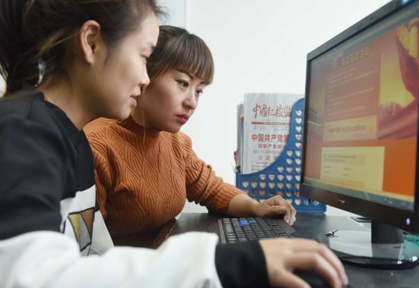 为深入、细致、生动地宣讲党的十九大精神,各级纪检监察机关积极运用互联网技术和信息化手段开展工作。 “‘党的十九大微课堂’‘党的十九大知识库’,打开网络随时学,点开手机随地学,大家还可以利用微信群、朋友圈分享交流学习体会,通过网上测试来提升学习效果。”连日来,成都市新都区纪委在网站、手机客户端、微信公众号、微博等新媒体平台,推出十九大精神专题报道,鼓励大家利用新媒体平台的优势,把十九大精神学深学透、学以致用,在全区掀起学习党的十九大报告精神的热潮。 四川省乐山市沙湾区纪委依托微信公众平台打造“指尖上的学习园地”,让党员干部全方位多角度畅享精神“大餐”。坚持每日推送十九大精神“微解读”,适时分享学习心得;推送在线知识测试小程序,组织十九大精神“微考试”,以考促学、以学提能;建立微信学习互帮小组开展“微讨论”,畅聊感悟共解学习疑惑。 江苏省金湖县纪委通过网站、微信等媒体开设“唱响十九大”学习专栏,并将录制的“学习十九大、传递好声音”系列视频课件同步推送。原汁原味学报告、融会贯通谈体会、学以致用践行动,全县2.3万名党员通过网络在线学习党的十九大精神。大家纷纷表示,这种宣讲方式形式新颖,通俗易懂,非常有助于加深对十九大精神的学习理解。 十九大结束后,河南省纪委在省纪委监察厅网站上推出了“省纪委约你有奖答题”栏目,帮助全省纪检干部和广大网友强化对党的十九大精神的学习理解,增强全省纪检干部深刻领会习近平新时代中国特色社会主义思想,认真落实全面从严治党新要求,以更加科学、更加严密、更加有效的举措推动全面从严治党向纵深发展。 江西省乐平市纪委在“乐平市党风廉政网”开设“十九大精神”学习专栏,其官方微信“廉洁乐平”也聚焦十九大精选优选宣传内容,每日坚持转载转发中央纪委监察部网站、人民日报及新华社十九大精神权威解读,向读者推送,成为乐平人民获取十九大信息和知识的主流网络平台;该市纪委还在公号首页添加“学十九大”“测十九大”子菜单,推送十九大精神学习及知识点测试链接,要求纪检干部围绕新要求、新目标划重点、记要点、圈亮点、谋思路,以真学、深学指导监督执纪问责工作实践。 “输入咱们县纪委的‘正风铅山’网站名,打开搜索显示的第一个网页链接,就能看到十九大最新最权威的政策说明了……”江西省铅山县篁碧畲族乡畲族村地处偏远山区,消息闭塞,虽然近日架好了网线,但很多村组干部和村民对网络学习还不太熟悉。该乡纪委书记了解情况后组织纪检干部及时来到村里,手把手教村里的群众如何正确使用网络学习党的十九大精神。“之前我们也就在休息时间上网打打游戏,现在每天都会翻看正风铅山网站,学习有关十九大精神的各类报道,虽然地处偏远,但网络使十九大精神离我们很近,真好咧!”村民们激动地说。 当前,全党全国上下正在深入学习宣传贯彻党的十九大精神,各地区各部门要按照党中央统一部署,采取多种方式,运用多种载体,加大宣传力度,增强学习宣传的实效。