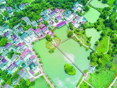 空中俯瞰浙江省长兴县虹星桥镇郑家村。围绕党的十九大报告提出的实施乡村振兴战略,郑家村积极推进美丽乡村建设,打造乡村旅游特色名片。新华社发