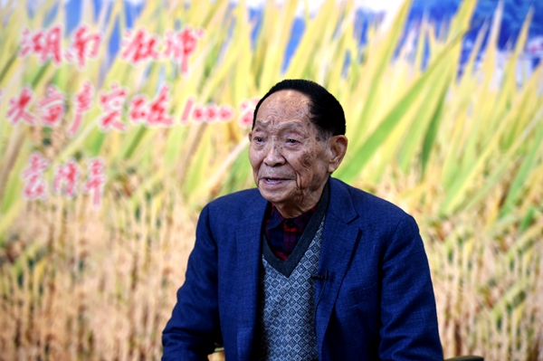 “中华民族是很了不起的民族,我们现在有一个坚强的领导,不折腾不干扰,路走得对。”