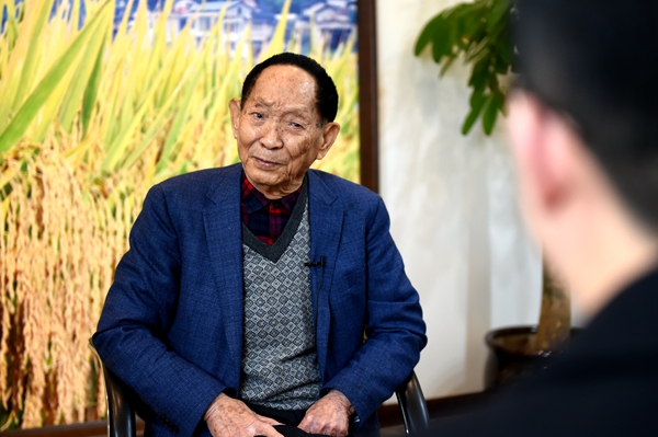 “要居安思危,把中国人的饭碗牢牢端在自己手中。”