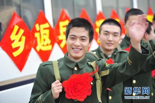 不落一人,给老兵温暖拥抱(人民时评)