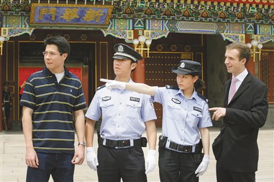 北京市西城区府右街派出所民警在热情服务游客。张 岩摄(资料照片)