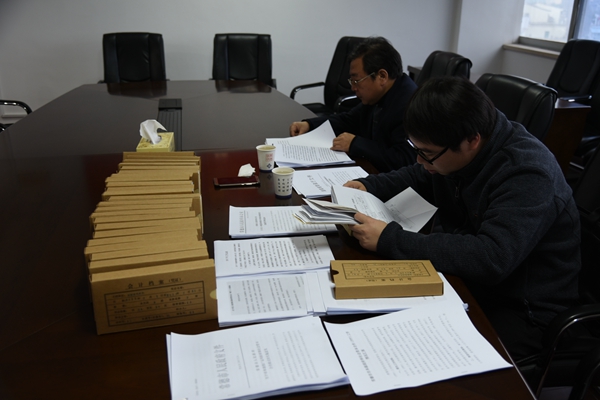 湖南省委第五巡视组工作人员在常德市某单位查阅账目资料