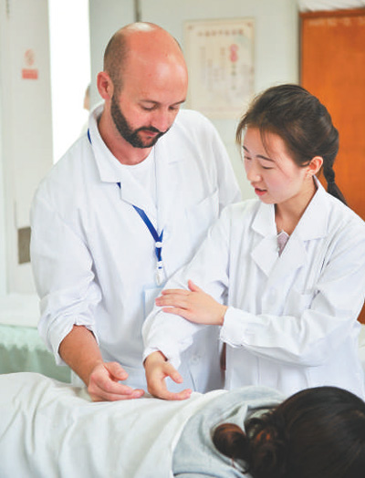 2017年7月，11名西班牙“洋中医”来到位于昆明市的云南省中医院学习推拿和针灸。图为中国老师指导“洋中医”。 　　人民视觉