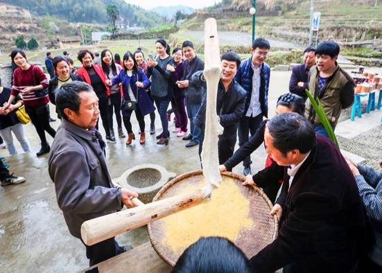 游客在神山村体验打糍粑。2017年2月26日,神山村在旅游产业带动下,人均纯收入达到了9606元,随井冈山市一道,在全国率先脱贫摘帽。