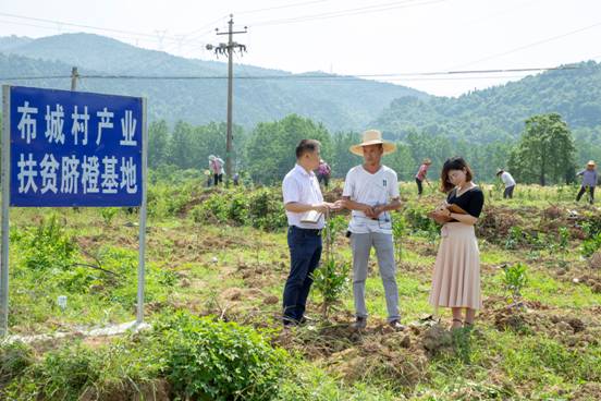 党中央把贫困人口脱贫作为全面建成小康社会的底线任务和标志性指标。脱贫攻坚是硬仗中的硬仗,必须付出百倍努力。