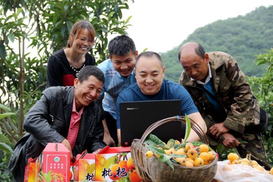 党中央把贫困人口脱贫作为全面建成小康社会的底线任务和标志性指标。脱贫攻坚是硬仗中的硬仗,必须付出百倍努力。