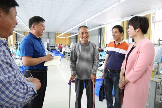 党中央把贫困人口脱贫作为全面建成小康社会的底线任务和标志性指标。脱贫攻坚是硬仗中的硬仗,必须付出百倍努力。