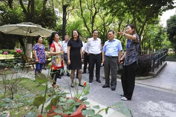 翁祖亮书记实地察看金色雅筑居民区“家门口”服务站