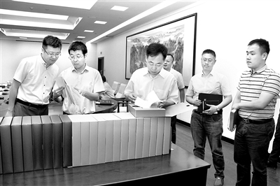 天津市纪委监委牵头组成专项督查组,通过听取汇报、调阅资料、现场问答等方式,督促各级党组织坚决打好净化政治生态主动仗。图为督查组在和平区委进行督查。李建彬 田腾飞 摄影报道