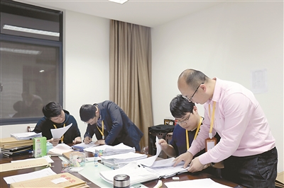 浦江县纪委监委工作人员办案场景
