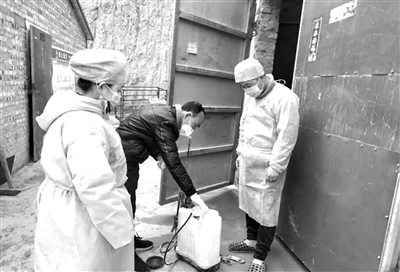 疫情当前,陕西省延安市延川县基层动物防疫技术人员指导养殖户对养殖场所进行消毒。(农业农村部供图)