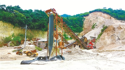 ▲图为湖南省桂阳县莲塘镇楼下村境内的常桂沙业有限责任公司非法开采山砂的事发地。(资料图片)