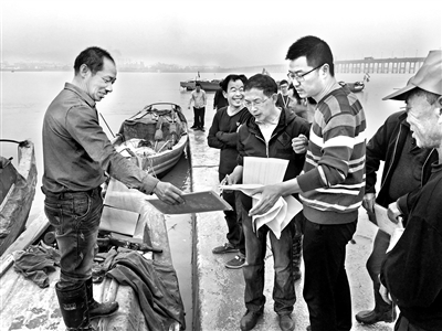 为加强扶贫资金监管,温州市鹿城区纪委监委对涉农扶贫资金到位情况开展专项检查。图为纪检监察干部核对渔船、农机有关情况。陈立 摄