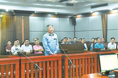 李灼日庭审现场。 覃易琼 摄