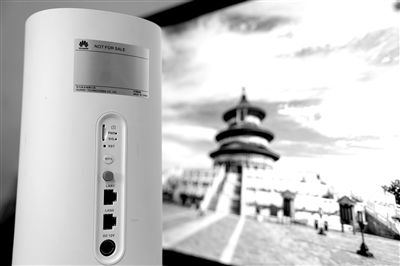 图为华为研发的一款5G终端设备,可以将5G信号转换成普通网络信号,供电脑等设备使用。新华社记者 金良快 摄