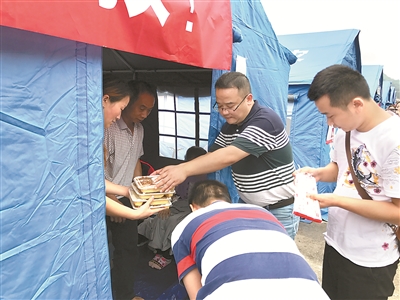 四川省宜宾市长宁县6.0级地震后,珙县纪委监委成立党员服务队为受灾群众服务。韩春圆 摄