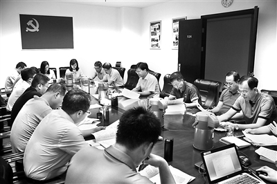图为中央纪委国家监委案件审理室近日召开室务会,集体讨论案件。