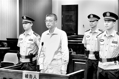 吴水霖,浙江省湖州市政协原主席,曾任湖州经济技术开发区党委书记,湖州市委常委、副市长、市委政法委书记等职务。2018年10月,因涉嫌严重违纪违法被立案审查调查;2019年7月11日,因犯受贿罪,一审被判处有期徒刑7年,并处罚金人民币30万元。图为温州市中级人民法院一审公开宣判现场。唐克龙 摄