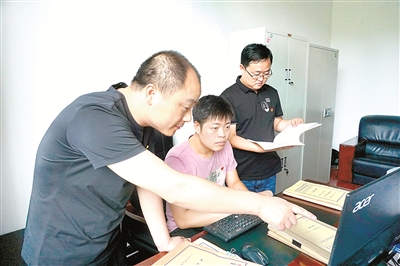 湖南省安乡县纪委监委查处县城饮用水取水点环境安全隐患失职失责问题,对县住建局、县水利局、水务公司等单位5名责任人给予处分。图为工作人员正在讨论对上述单位提出监察建议。刘晨 摄