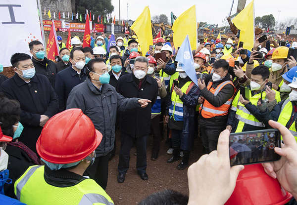 1月27日,受习近平总书记委托,中共中央政治局常委、国务院总理、中央应对新型冠状病毒感染肺炎疫情工作领导小组组长李克强赴武汉考察指导疫情防控工作,代表党中央、国务院慰问疫情防控一线的医务人员。这是李克强在武汉火神山医院工地,勉励工人们加班加点,加快建设进度。( 新华社记者 李涛 摄)