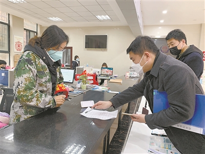 图为近日,黄石市纪委监委干部对下陆区箭楼下社区党员“双报到”情况开展督查。梅芳 摄