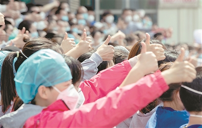 3月19日,又有多批援鄂医疗队离开武汉。在离开的时候,负责为医疗队队员提供保障服务的工作人员、警察、酒店职工以及在路边等候的武汉市民纷纷挥手向医疗队队员们作别,医疗队队员与送别的人们互道珍重,说一声再见,并相约等疫情结束,再在武汉相会。 新华社记者 费茂华 摄