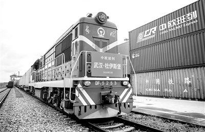 3月28日,开往德国杜伊斯堡的中欧(武汉)班列从中铁联集武汉中心站驶出,标志着中欧班列(武汉)恢复常态化运营。 新华社记者 肖艺九 摄