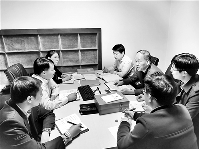 陕西省纪委监委不断提高办案规范化法治化水平,以办案工作高质量推动纪检监察工作高质量发展。图为基层纪委监委审查调查室干部在讨论专案案情。