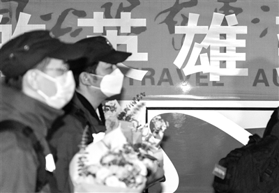 4月1日,云南援鄂医疗队最后一批队员乘坐高铁返回昆明。这批队员共23人,来自云南省疾控中心。图为当日,抵达昆明南站的援鄂医疗队员准备乘坐大巴车。 新华社发(陈欣波 摄)