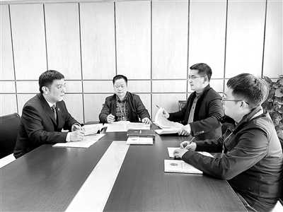 图为常州市新北区纪委监委案件审理室工作人员与区人民检察院公诉人员会商案件。王佳 摄
