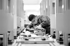 善于从政治上分析问题解决问题