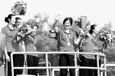 ▶2019年10月1日上午,庆祝中华人民共和国成立70周年大会在北京天安门广场隆重举行。这是群众游行中的“祖国万岁”方阵。(资料图片)
