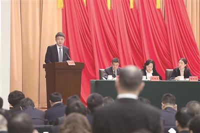 四川省成都市纪委全会专题开展区市县党委、政府和市级部门一把手述责述廉。这是温江区区长在回答与会代表的提问。 苏尧 摄