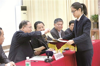 广东省佛山市通过制定一把手权力清单、开展述责述廉和民主评议等方式强化对一把手监督。图为该市经信局等5家单位党组一把手向市纪委全会述责述廉,随机抽取题目现场作答。 刘三琴 摄