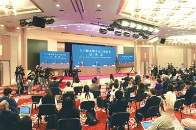 5月24日,十三届全国人大三次会议举行记者会,邀请国务委员兼外交部长王毅就“中国外交政策和对外关系”相关问题回答中外记者提问。为有效防控疫情,共同维护公共卫生与健康,记者会采用网络视频形式进行,图为记者“云提问”。本报记者 瞿芃 摄