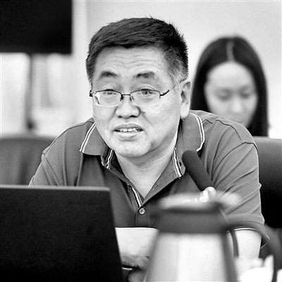 嘉宾简介 孙久文 孙久文,中国人民大学应用经济学院区域与城市经济研究所教授,国务院扶贫开发领导小组专家咨询委员会委员,教育部马克思主义理论研究和建设工程(区域经济学)首席专家。主要研究区域经济理论、区域规划、城市经济和扶贫开发,出版著作20多部,发表论文200多篇