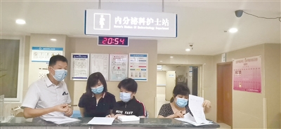 6月1日晚,重庆市南岸区医保局党组与区纪委监委驻区卫健委纪检监察组联动,采取不打招呼、直奔现场、突击检查的方式,对重庆市第五人民医院开展夜间检查,重点检查是否存在空床住院、挂床住院、冒名住院等行为。 (南岸区纪委监委供图)