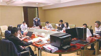 2019年10月下旬至11月上旬,国家统计局组织开展了首轮统计督察。图为第7统计督察组在山西省襄垣县就督察情况进行“复盘”时的场景。徐超 摄
