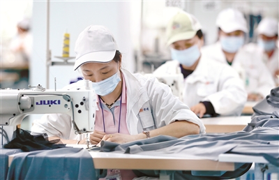 贵州省铜仁市推出“留雁行动”,引进一批劳动密集型企业,创建一批扶贫车间及农产品加工企业,引导农民群众就近就地就业创业。图为在该市玉屏侗族自治县一家生产家庭用品的扶贫企业,员工在生产沙发套。胡攀学 摄