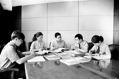 图为柯桥区纪委监委审理室工作人员与区人民检察院公诉人员会商案件。吴君琳 摄