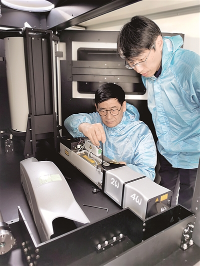 4月14日下午,刘文清院士(左)在调试车载新型大气臭氧探测激光雷达。董云升 摄
