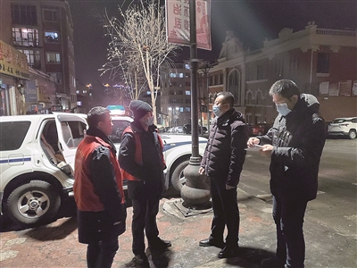 绥芬河市纪委监委干部深入小区卡口监督检查防疫管控工作。张建新 摄