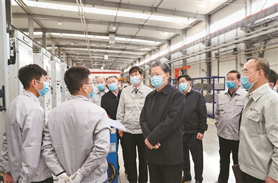 4月18日至21日,中共中央政治局常委、中央纪委书记赵乐际到甘肃调研。这是4月18日,赵乐际在甘肃电气装备集团有限公司考察。新华社记者 丁海涛 摄