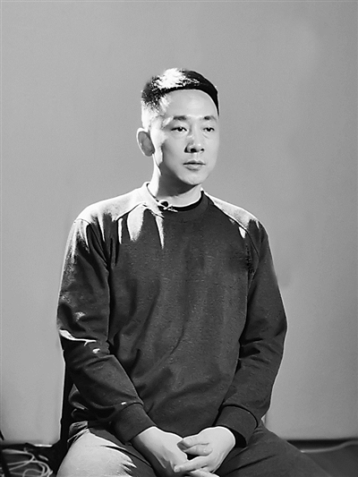 图为许洋在接受审查调查。何咏坤 摄
