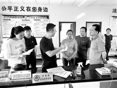 山西省纪检监察机关着力强化政治监督,督促各级各部门树牢“一切为了转型、一切服务转型”的大局意识。图为新绛县纪委监委第二派驻纪检监察组对县司法局落实优化营商环境工作主体责任情况进行监督检查。 程瑶 摄