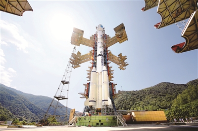 图为装载我国第55颗北斗导航卫星的长征三号乙运载火箭。 （中国航天科技集团一院供图）