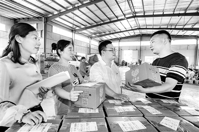 湖北省宜昌市纪委监委在跟进监督、精准监督、全程监督上出实招,力促企业全面复工复产达产,推动相关政策措施落实落地。图为该市纪检监察干部在枝江市仙女镇一企业了解复工复产情况。唐强 摄